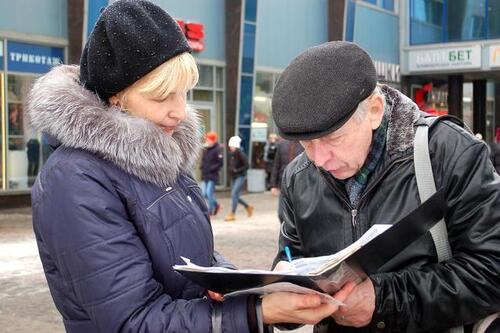 Passant unterschreibt die Petition gegen den Organraub in China.