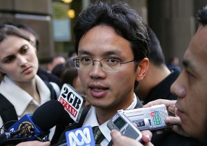Kineski diplomat Chen Yonglin (37) zatražio je politički azil u Australiji. On je rekao medijima da je napustio svoj posao u kineskom konzulatu, jer ne želi više podržavati progon Falun Gong-a i drugih grupa od strane kineske vlade i da je taj progon protiv njegove savjesti.