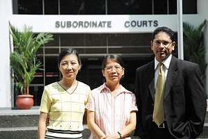 Advokat Alfred Dodwell sa gđom. Chye Huay i gđom. Cheng Lujin