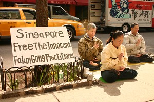 Apeli Falun Gong praktikanata u cijelom svijetu: U New Yorku, Falun Gong praktikanti sjede u meditaciji pred konzulatom Singapura.