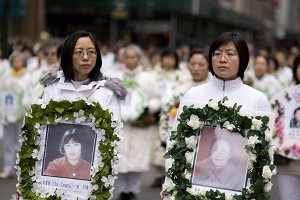 Falun Gong praktikanti na protestnom maršu u New Yorku nose vijence u znak sjećanja na kolege praktikante koji su u Kini mučeni do smrti zbog svojih vjerovanja. (Jeff Nenarella/The Epoch Times)