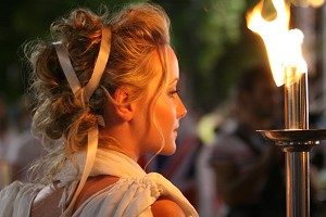 Božica pravde korača prema podijumu na ceremoniji otvaranja Štafete za ljudska prava 9. avgusta 2007. (Jan Jekielek/The Epoch Times)