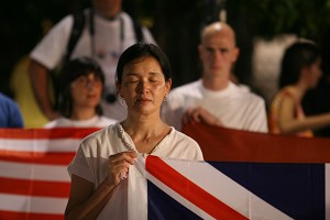 Pristalice Štafete za ljudska prava pri minuti ćutnje u znak respekta prema progonjenima u Kini 9. avgusta 2007. (Jan Jekielek/The Epoch Times)