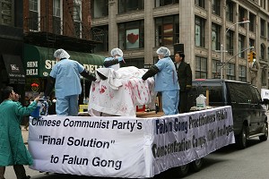 Falun Gong praktikanti prikazuju na pozornici prizor uzimanja organa na paradi u New Yorku (The Epoch Times)