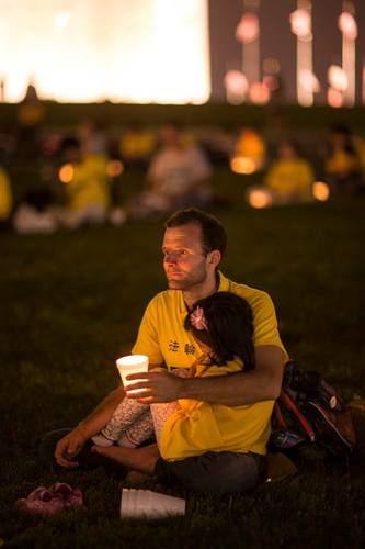 Nemanja prilikom bdijenja sa svijećama u Washingtonu D.C. (Slika ljubaznošću Nemanje Rebića)