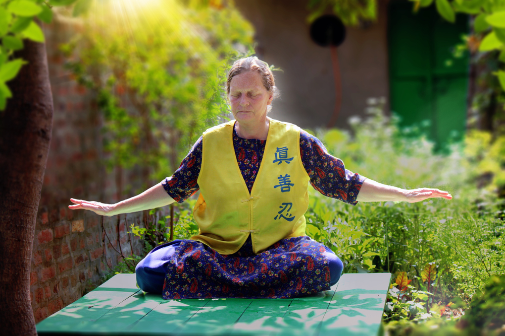 Chris prakticira petu vježbu Falun Dafa. (Zaslugom: Venus Upadhayaya/NTD)