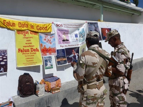 Indijski vojnici čitaju informacije o progonu nedužnih Falun Dafa praktikanata u Kini. (Slika zaslugom Chris)