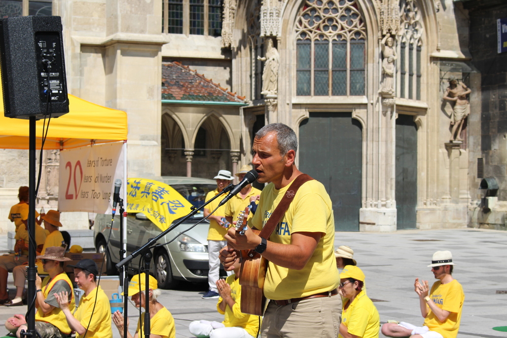 Alexander Sieber singt ein Lied gegen die Verfolgung. 20.07.2019