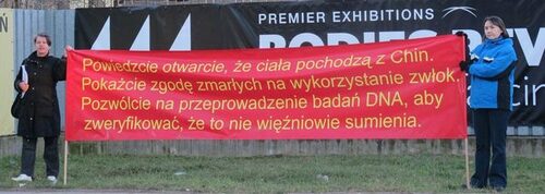 Praktikanti Falun Gonga u Poljskoj prosvjeduju ispred Instituta za industrijsku kemiju u Varšavi, u Poljskoj, i pozivaju na istragu tijela na izložbi. Na transparentu piše: Otkrijte istinu ovih kineskih tijela, pokažite dokumentaciju o donacijama, provedite DNK testove kako biste dokazali da ta tijela nisu od disidenata.