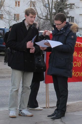 Poljski izvjestitelj intervjuira Falun Gong praktikanta