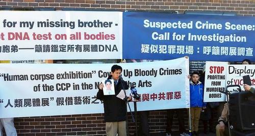 Doktor Huang Wanqing drži sliku svog nestalog brata.