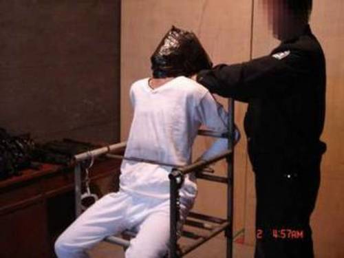 Ilustracija mučenja: gušenje pokrivanjem glave s plastičnom vrećicom