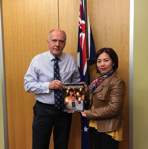 Senator Abetz u društvu Falun Gong praktikantice u svom uredu u Hobartu, na Tasmaniji 2019.