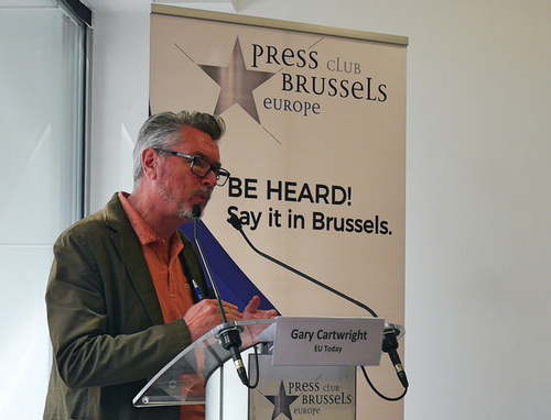 Gary Cartwright, urednik izdavačke kuće EU Today, bio je domaćin rasprave.