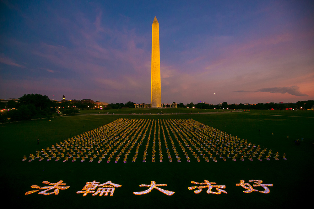 Preko tisuću Falun Gong praktikanata na bdijenju uz svijeće kod Washington Monumenta 21. srpnja 2022.