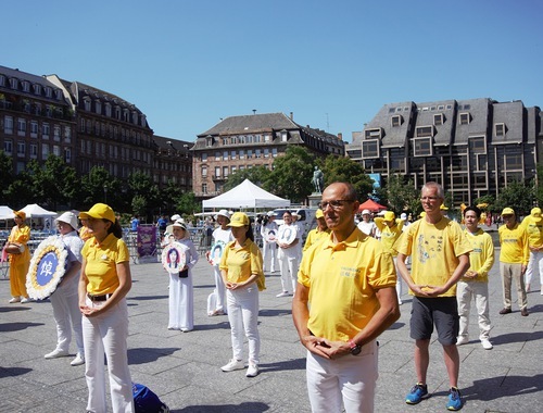 Falun Dafa praktikanti demonstriraju vježbe na Place Kléber u Strasbourgu.