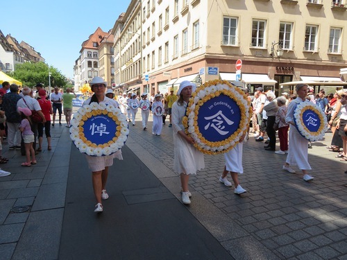 Praktikanti su držali portrete Dafa praktikanata koji su progonjeni do smrti u Kini.