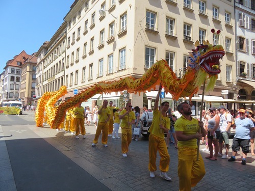 Praktikanti iz Češke izveli su tradicionalni ples zmajeva.