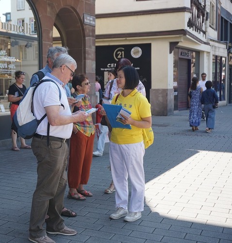 Praktikanti predstavljaju Falun Dafa i govore o tome kako KPK progoni Dafa praktikante u Kini.