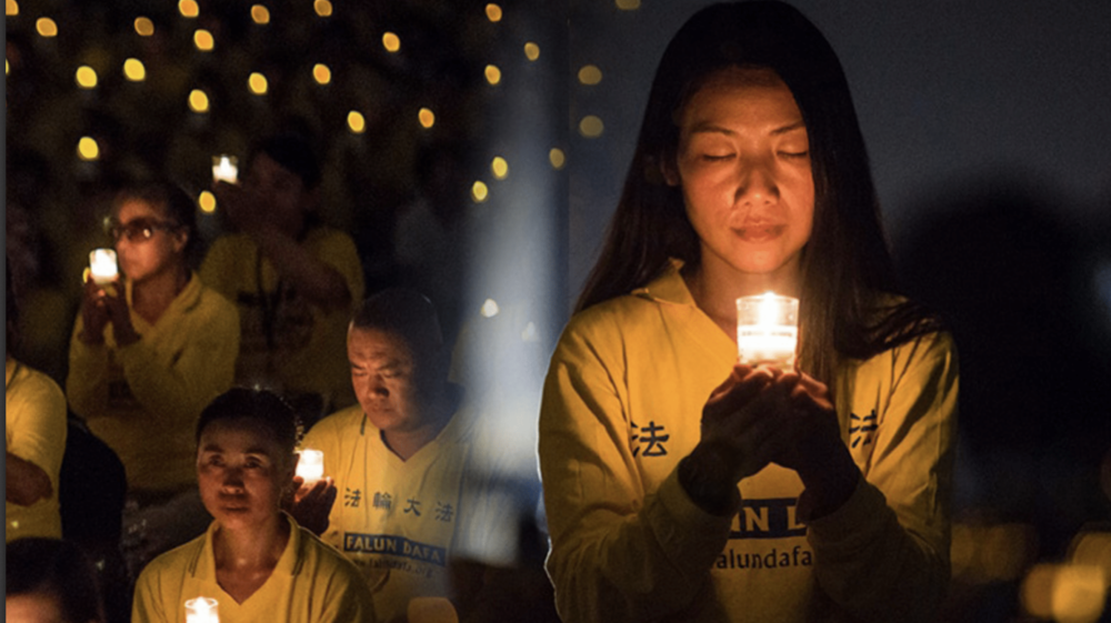 Praktikanti Falun Gonga na godišnjem bdjenju uz svijeće u Washingtonu, D.C., na godišnjicu progona 2017. odajući počast kolegama praktikantima u Kini koji su izgubili život u progonu.