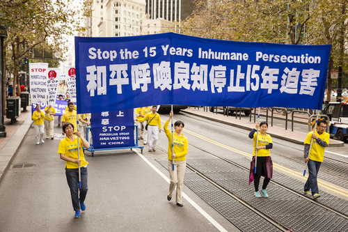 Mirni protesti praktikanata Falun Gonga protiv progona i ubijanja nevinih ljudi u Kini.