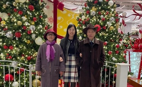 S lijeva na desno: gospođa Liang Xin, Yolanda Yao i gospodin Yao Guofu provode svoje prve zajedničke praznike u Kaliforniji. (Sliku ustupila: Yolanda Yao.)