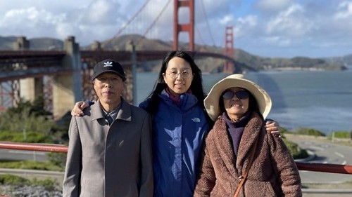 Stanovnica Kalifornije Yolanda Yao slikana sa svojim roditeljima na mostu Golden Gate u veljači 2023.