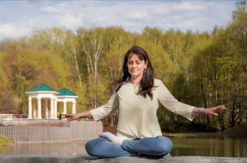 Natalija Minenkova meditira u parku u Moskvi, srpanj 2022. godine