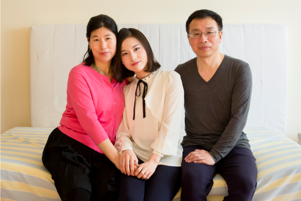 (S lijeva na desno) Wang Huijuan, Li Fuyao i Li Zhenjun u njihovom novom domu u njujorškom Queensu 2017. godine. Obitelj je izbjegla iz Kine 2014. da bi im bio omogućen azil nakon dugogodišnje razdvojenosti i tortura zbog prakticiranja Falun Gonga.