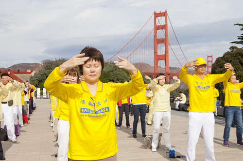 Praktikanti Falun Gonga prakticiraju tradicionalne kineske qigong vježbe.