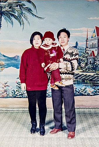 Wang Huijuan, Li Fuyao i Li Zhenjun u gradu Tianjin, Kina, 1995. godine, tri godine prije nego što su započeli prakticiranje Falun Gonga.