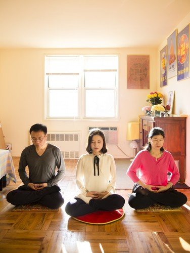 Li Zhenjun, Li Fuyao i Wang meditiraju u svojoj kući u Queensu, New York. (Samira Bouaou / Epoch Times)