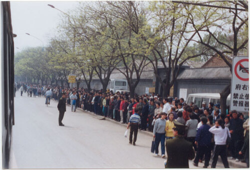 Falun-Dafa-Praktizierende warten friedlich am 25. April 1999 in Peking an von den Sicherheitskräften zugewiesenen Stellen. Foto: Minghui.org