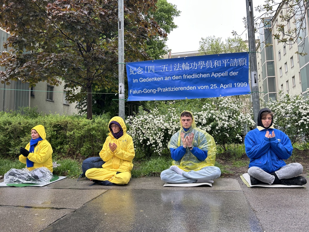 Falun-Gong-Praktizierende bei Mahnwache in Wien, 25.04.25 Foto: FDI