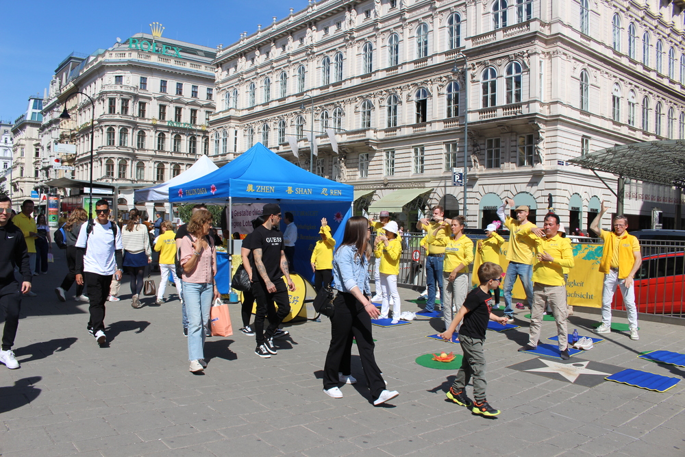 Am 10. Mai versammelten sich Falun Dafa-Praktizierende aus ganz Österreich um den 26. Welt-Falun-Dafa-Tag in Wien zu feiern. Foto: FDI