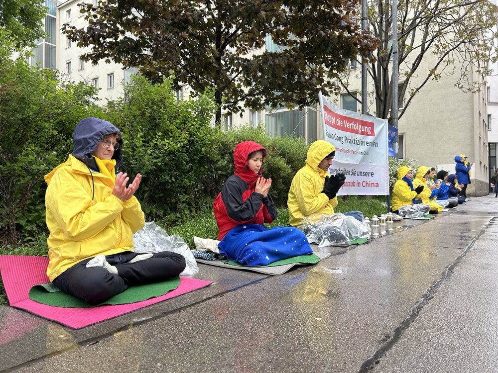 Auch in Wien gedachten die Praktizierenden dieses Ereignisses mit einer Mahnwache bei der chinesischen Botschaft am 25.April 2025. Foto: FDI
