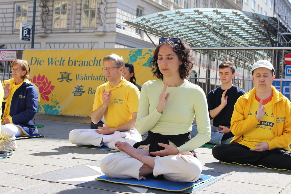 Passanten unterschreiben gegen den systematischen Organraub in China. Foto: FDI 