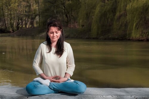 Minenkova meditira u parku u Rusiji, srpanj 2022.