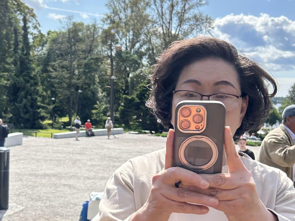 Regina Leung Tong Ching-yee, supruga CY Leunga, fotografira praktikante Falun Gonga na mjestu za meditaciju u Helsinkiju