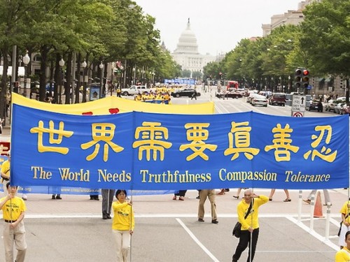 Falun Gong praktikanti nose transparente na mimohodu u Washingtonu, 13. srpnja 2012. u kojoj se poziva na zaustavljanje progona Falun Gonga u Kini.