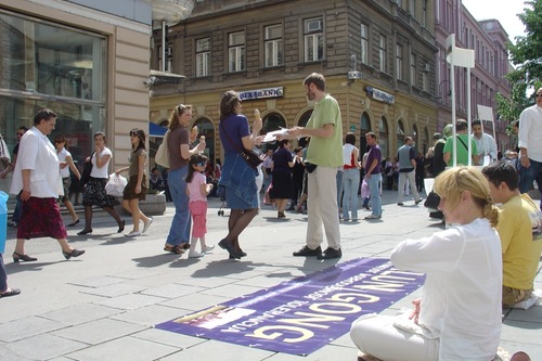 Praktikanti Falun Gonga demonstriraju vježbe i dijele informacije o Falun Gongu i progonu u Kini u centru Sarajeva.