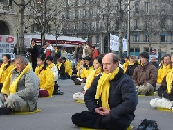 Prošli vikend, praktikanti iz Evrope su se okupili u Francuskoj da skrenu pažnju na nezakonita hapšenja. Mnogi prolaznici su potpisali peticiju tražeći da se Francuske vlasti izvinu za postupke policije.