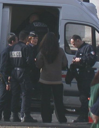 Preko 70 Falun Gong praktikanata je bilo uhapšeno 24. i 26. januara od strane pariške policije zbog nošenja odjeće sa natpisom 