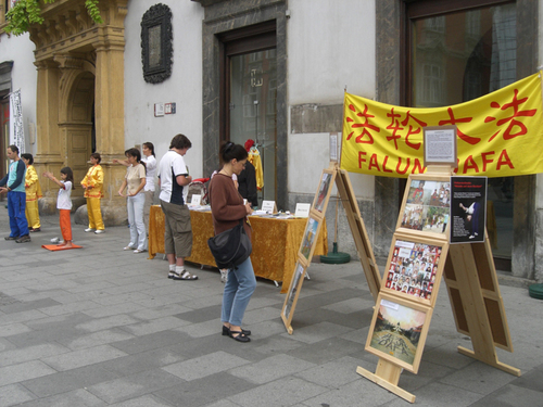 Vorführen der Übungen von Falun Gong und Informieren über die Verfolgung in China sind die wichtigsten Mittel für die Infostände der Falun Gong Praktizierenden.