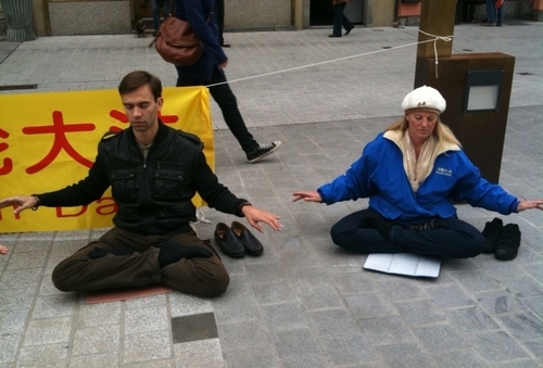 <i>Praktizierende bei der 5. Übung</i>" /><figcaption><i>Praktizierende bei der 5. Übung</i></figcaption></figure></p>

<p><b>An diesem Samstag waren in der Tiroler Landeshauptstadt sehr viele Menschen unterwegs. Das Wetter lud zum Flanieren oder zum Verweilen in einem der zahlreichen Straßencafes ein. Im Herzen der Alpenstadt, in der Maria Theresien Straße, wurden die Passanten vom Klang der Gucheng, einem traditionellen chinesischen Saiteninstrument regelrecht angezogen. Sie hielten inne und lauschten hingebungsvoll dieser wunderschönen Musik. Diese kam von Frau Zhang, einer in Innsbruck lebenden Chinesin, die gemeinsam mit einer Gruppe von Falun Dafa Praktizierenden die Menschen über Falun Dafa informierte.</b></p>

<p>Die Menschen informierten sich gerne über diesen buddhistischen Kultivierungsweg. Sie spürten die Harmonie, die von Falun Dafa ausgeht und blieben oft lange beim Infostand stehen, schauten sich die Info-Materialien eingehend an und sprachen mit den Praktizierenden. Alle waren geschockt von der jahrelangen Verfolgung durch die kommunistischeChinas Partei und unterschrieben bereitwillig eine Petition zur Beendigung der Verfolgung. Ein Herr aus Südtirol möchte bei der Aufklärung der Menschen helfen und will in der Bozner Zeitung über die Verfolgung schreiben.</p>

<p>Viele schauten bei den Übungen zu und waren sehr erfreut zu hören, dass es jeden Sonntagnachmittag eine Übungsgruppe im Volksgarten gibt. Eine Dame erzählte ganz aufgeregt, dass sie diese Übungen schon seit längerer Zeit mit ihren drei Freundinnen macht. Sie hat sie von einer DVD gelernt und war glücklich, sie jetzt endlich in einer großen Gruppe mitmachen zu können. Die Tiroler Bevölkerung und auch viele ausländische Gäste genossen die harmonische Atmosphäre rund um den Infostand.</p>

    </div>


    <div class=