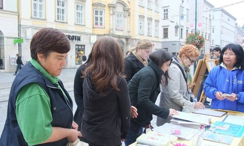 Passanten unterschreiben die Petitionsliste